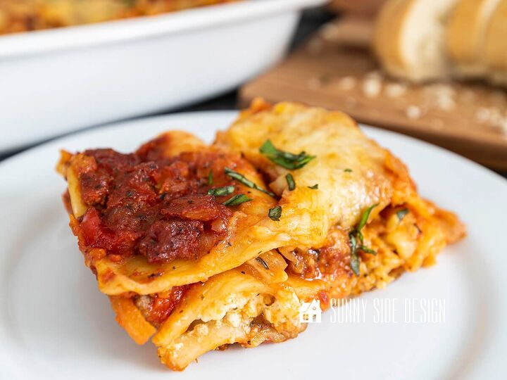 how to make the best lasagna with meat sauce, The best lasagna recipe garnished with fresh basil