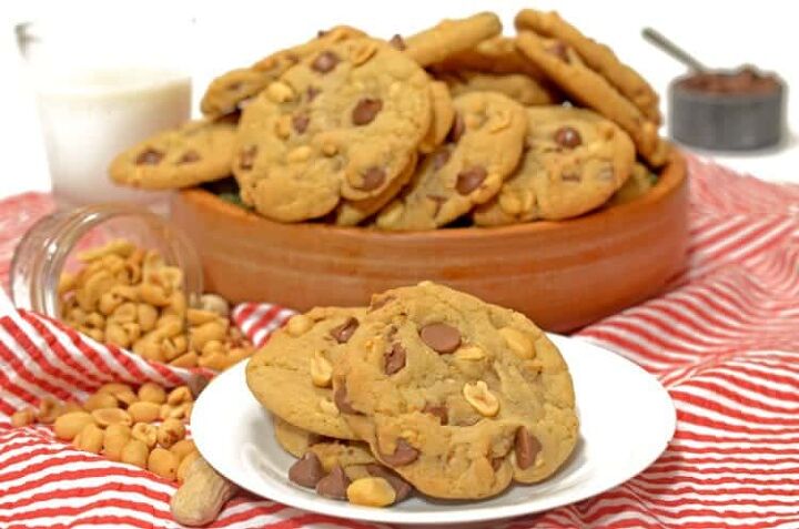 salted peanut chocolate chip cookies recipe, A plate of cookies