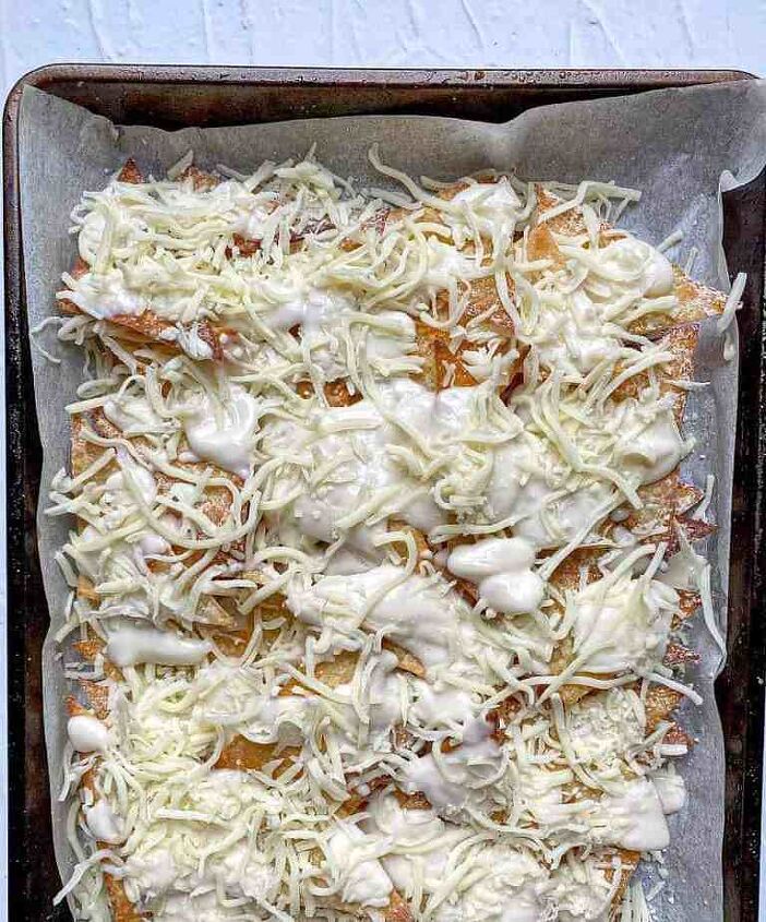italian nachos happy honey kitchen, Cover the chips with Alfredo sauce and shredded mozzarella