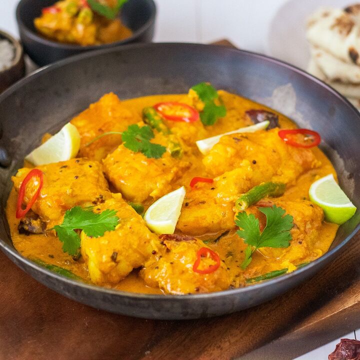 coconut fish curry recipe, fish curry served in cast iron pan