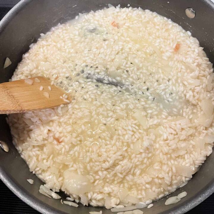 how to make risotto the traditional italian recipe, Risotto coking on a pan