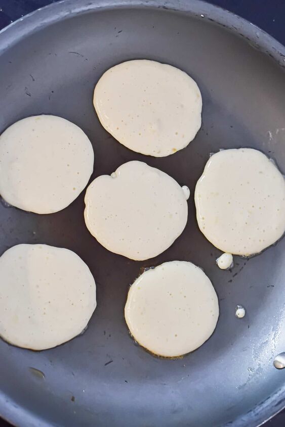 silver dollar pancakes mini pancakes, The batter is in a nonstick pan