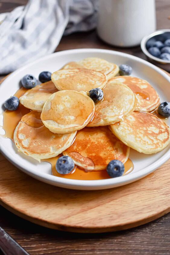 silver dollar pancakes mini pancakes, The silver dollar pancakes are surrounded by blueberries