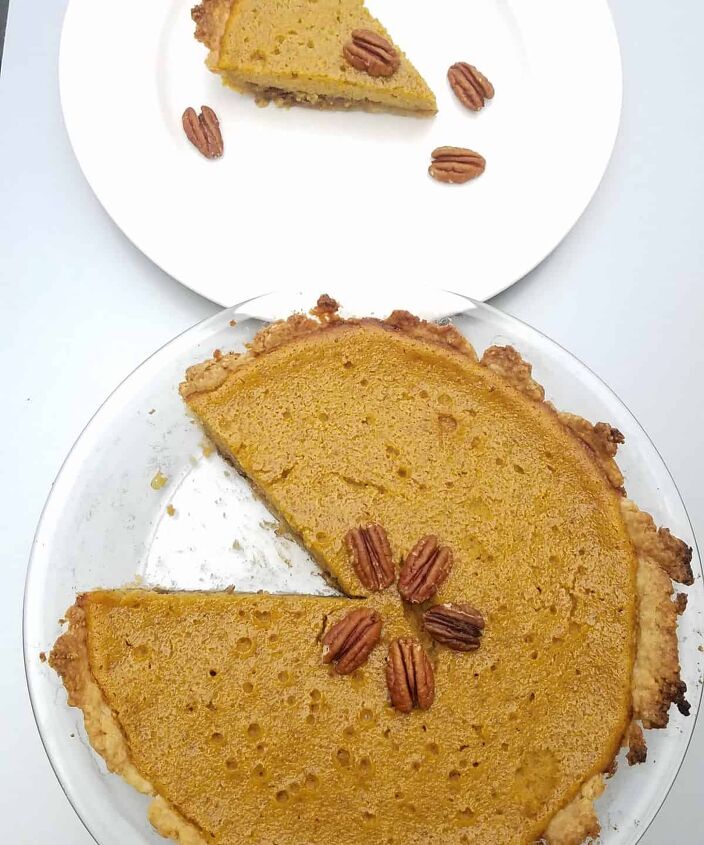 pumpkin praline pie, pie with slice