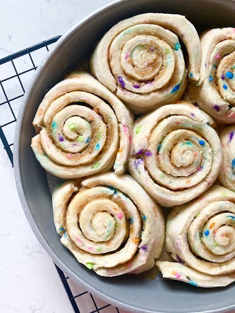 cake mix easter cinnamon rolls, Fresh Easter cinnamon rolls baked in a round cake pan