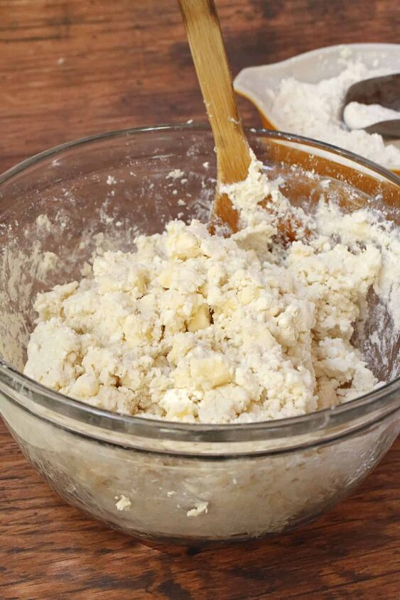 butterhorn recipe with cottage cheese, Mixing a pastry dough in a glass bowl with a wooden spoon