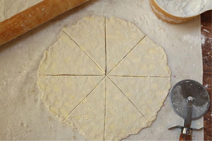 butterhorn recipe with cottage cheese, A pastry dough cut into eights with a pizza cutter