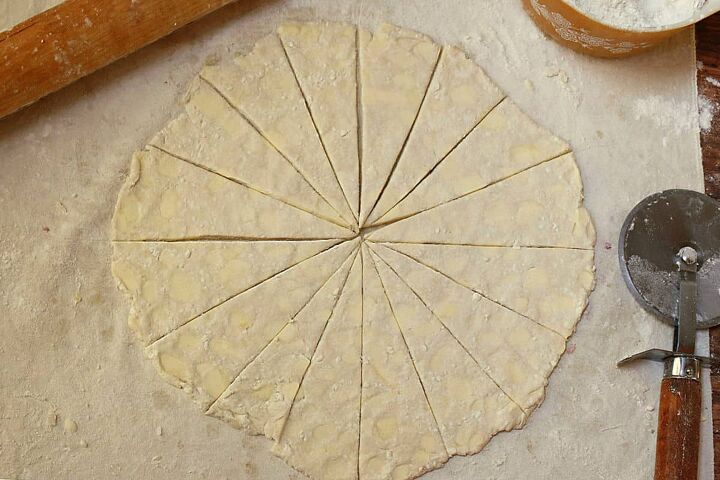 butterhorn recipe with cottage cheese, Pastry dough cut in 16 wedges with a pizza cutter