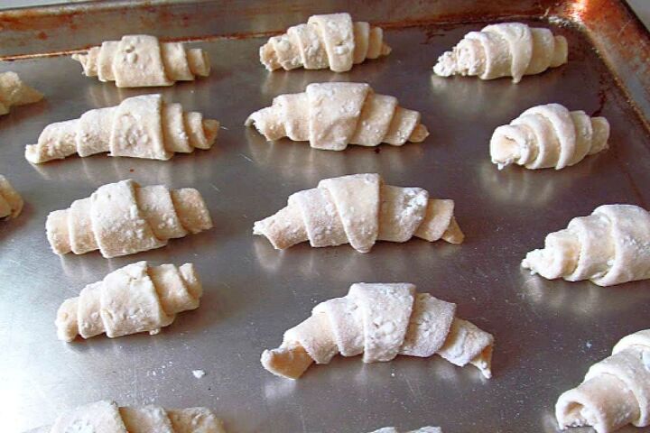 butterhorn recipe with cottage cheese, Crescent rolls on a cookie sheet
