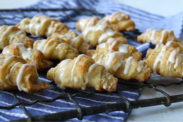 butterhorn recipe with cottage cheese, Baked crescent rolls on a wire rack on a blue towel