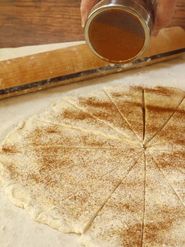 butterhorn recipe with cottage cheese, Sprinkling a pastry dough with cinnamon