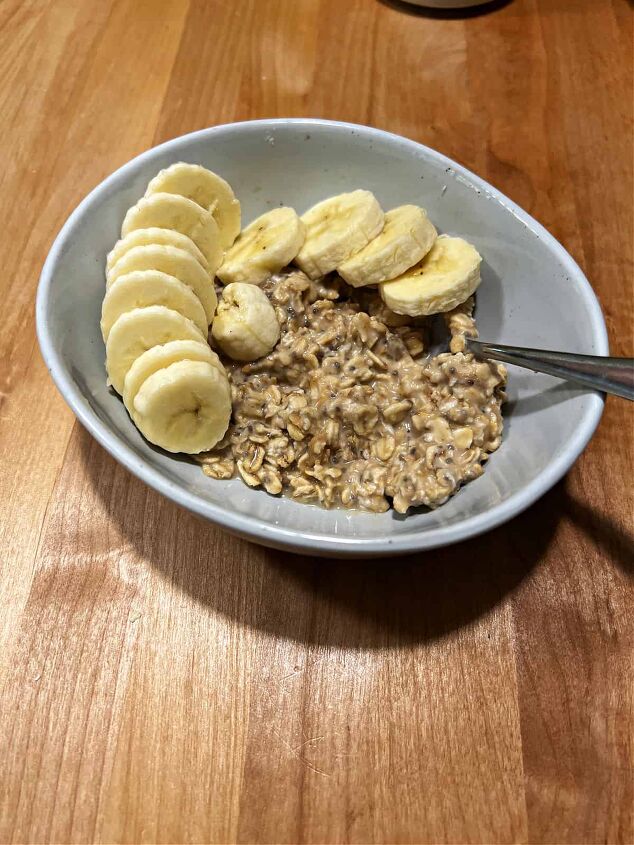peanut butter overnight oats, bowl of oatmeal with sliced banana