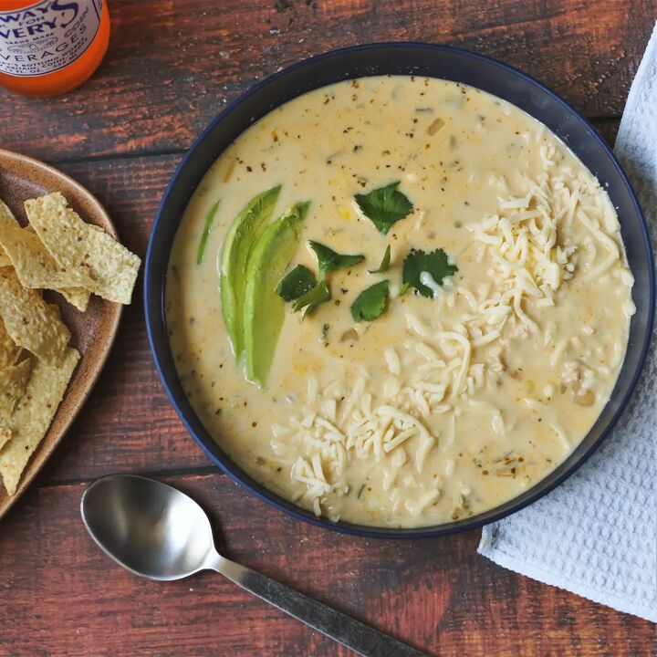 dutch oven white chicken chili, Blue bowl with white chicken chili