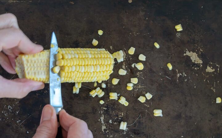 elote dip recipe, Cutting corn off of the cob