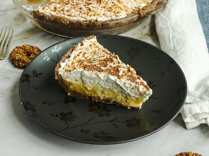 samoas coconut cream pie, Slice of coconut cream pie topped with toasted coconut and chocolate