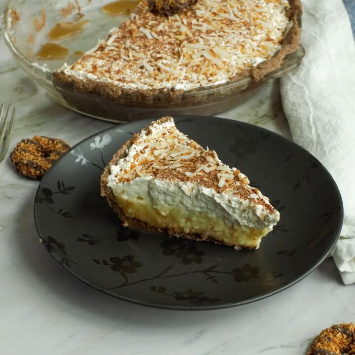 samoas coconut cream pie, Rish and creamy slice of coconut cream pie with a cookie crust and caramel