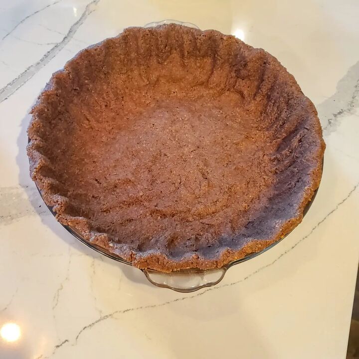 samoas coconut cream pie, Pie crust made with Samoas Girl Scout cookies in a pie pan