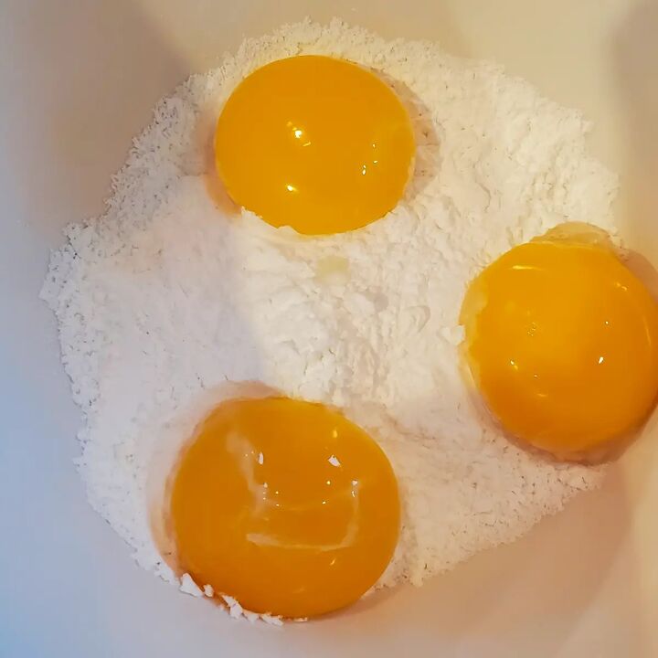 samoas coconut cream pie, Cornstarch and 3 egg yolks in a bowl
