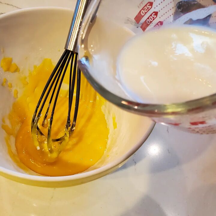 samoas coconut cream pie, Tempering eggs with hot milk