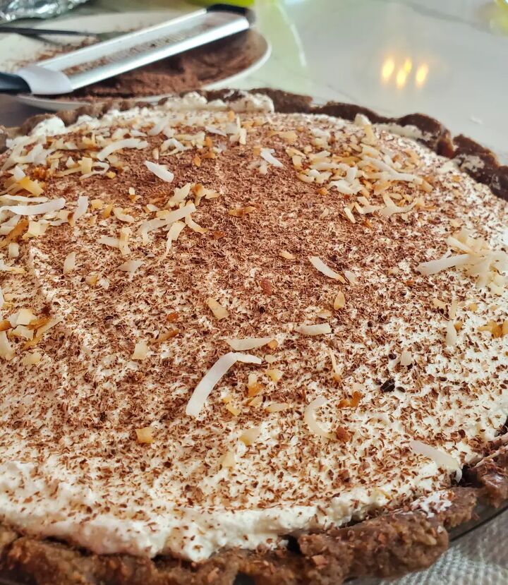 samoas coconut cream pie, Coconut cream pie topped with grated chocolate and toasted coconut