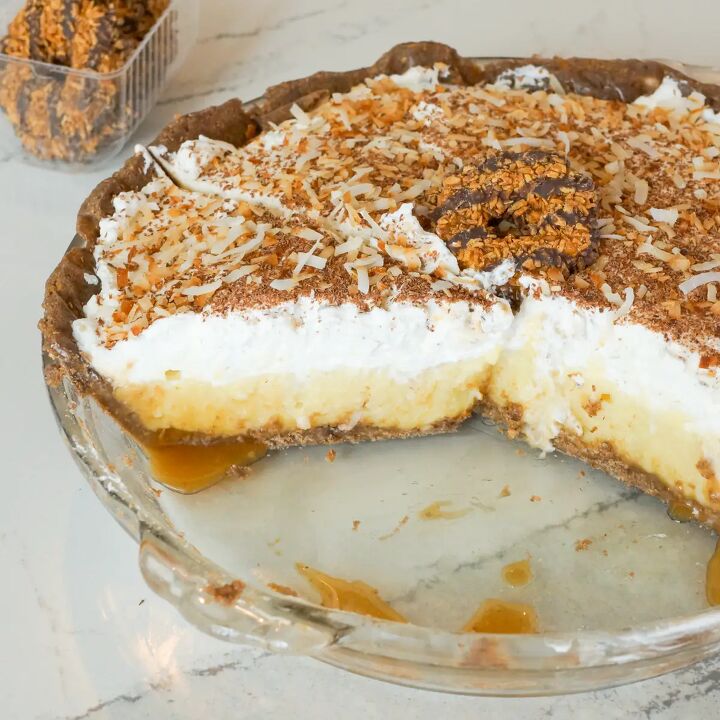 samoas coconut cream pie, Layered coconut cream pie made with Caramel deLite Girl Scout Cookies