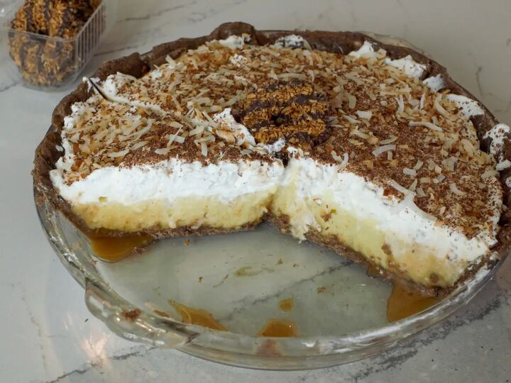 samoas coconut cream pie, Chocolate and caramel coconut cream pie made with Samoas Girl Scout Cookies