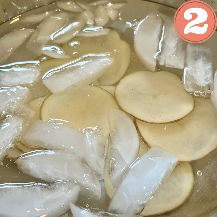 homemade potato chips without oil, Put your slices in ice water