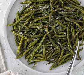 roasted frozen green beans, A plate of roasted green beans