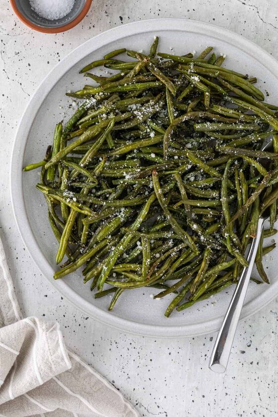 roasted frozen green beans, A plate of roasted green beans