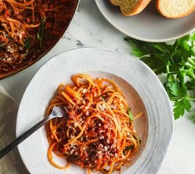 easy one pot spaghetti and meat sauce, Spaghetti with homemade pork ragu meat sauce and garlic bread