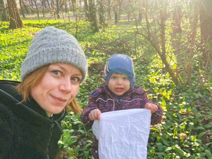 wild garlic pesto, Picking wild garlic with my little one at the Viennese Augarten in March 2023