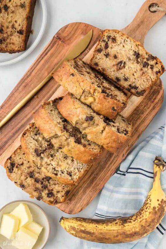 4 ingredient banana bread with chocolate chunk muffin mix, The banana bread sliced on a cutting board