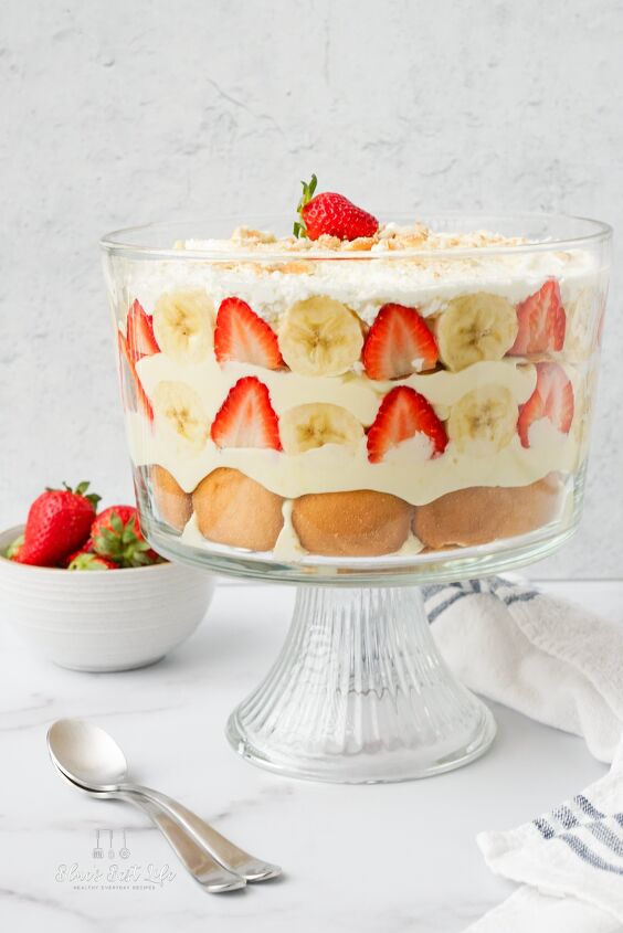 strawberry banana pudding, A trifle dish with a layered strawberry banana pudding