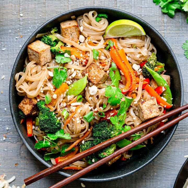 vegan pad thai with marinated tofu