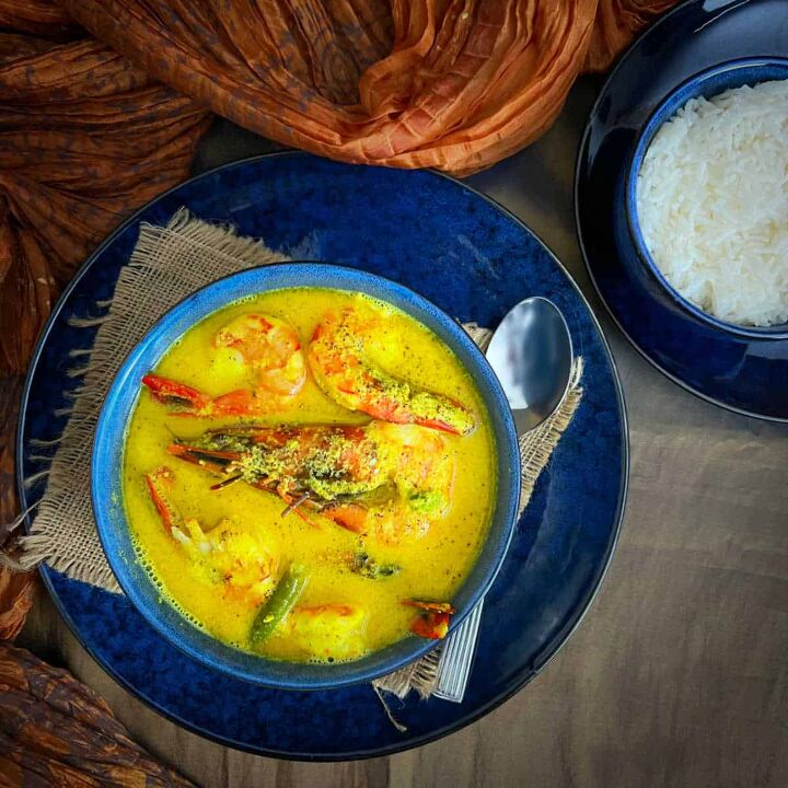 easy shrimp coconut curry in instant pot, bhapa chingri or shrimp curry served with basmati rice