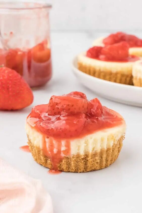 easy mini strawberry cheesecake bites recipe, A mini strawberry cheesecake and a platter of cheesecakes
