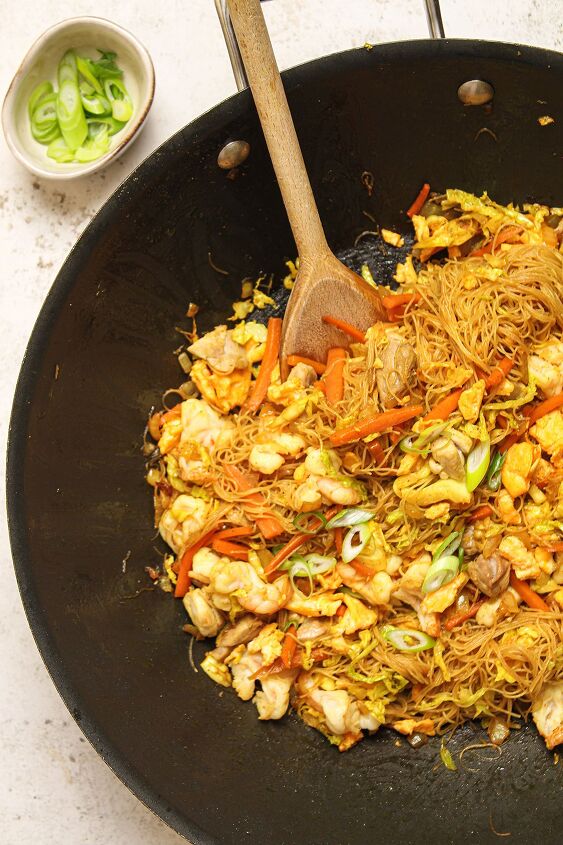 singapore chow mein singapore noodles, Noodles added to the pan