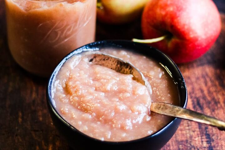 easy instant pot applesauce recipe, Instant pot applesauce in a bowl with a jar of appleasauce and some fresh apples
