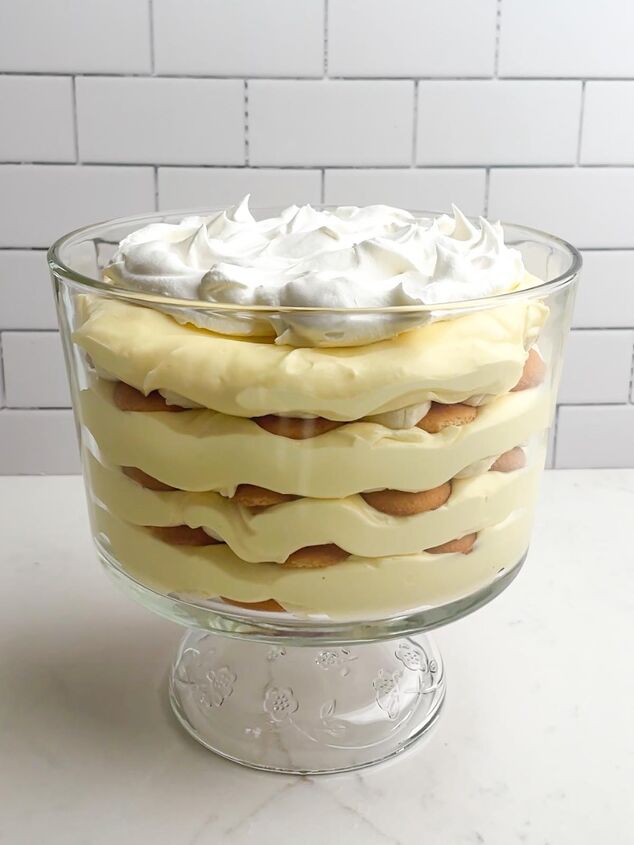 how to make easy banana pudding, easy banana pudding in a trifle dish on a white counter