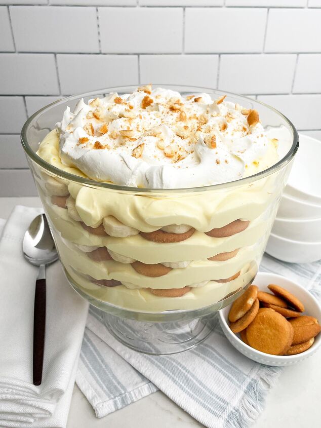 how to make easy banana pudding, easy banana pudding in a trifle dish on a blue and white napkin