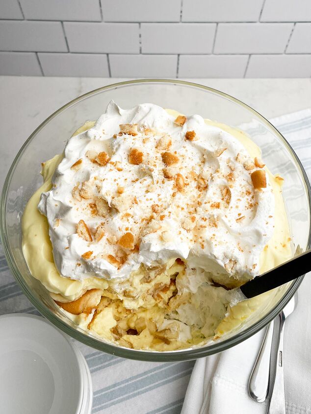 how to make easy banana pudding, top view of banana pudding with nilla wafer crumbles on top