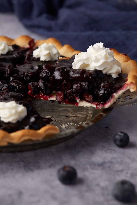 recipe for fresh blueberry pie that s not runny, A slice of blueberry pie on a pie server