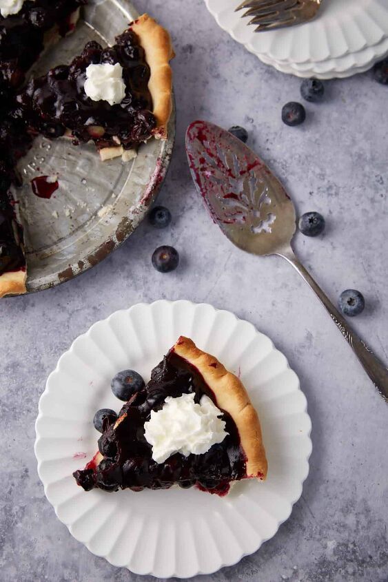 recipe for fresh blueberry pie that s not runny, A slice of blueberry pie on a plate next to a pie pan