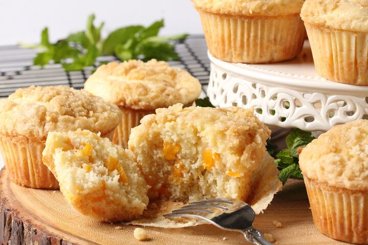 peach cream cheese muffins with streusel