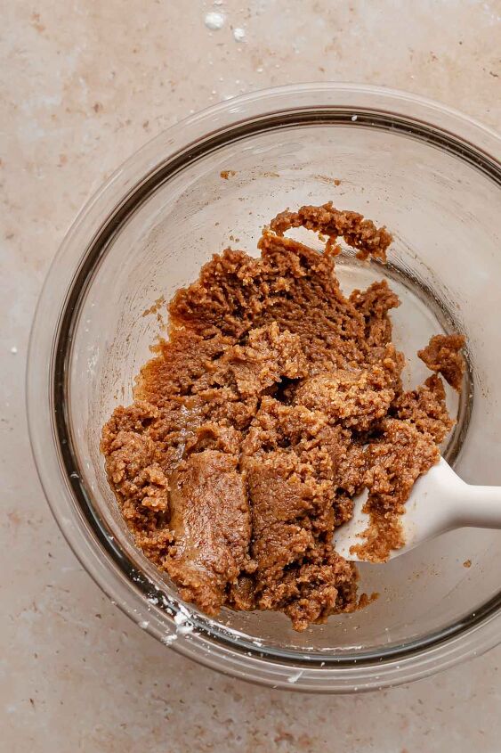 cinnamon coffee cake cookies, Cinnamon sugar filling mixed in a bowl