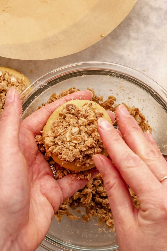 cinnamon coffee cake cookies, Hands push crumb topping onto the top of the cookie