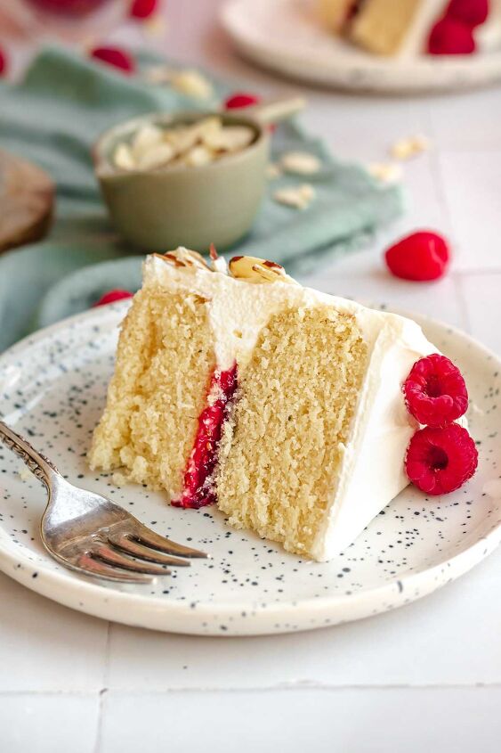 raspberry and almond cake, Almond cake on a plate