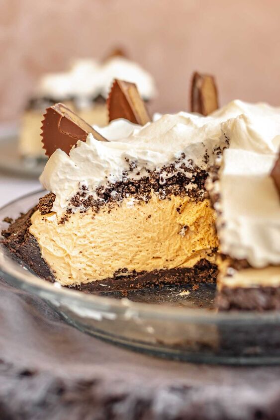 oreo peanut butter pie, Oreo peanut butter pie sliced in a pie dish