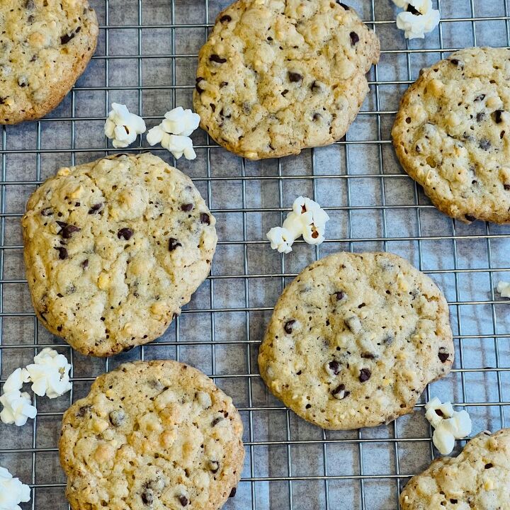 ww popcorn chocolate chip cookies, Popcorn chocolate chip cookies on a wire baking rack with a couple of pieces of pop corn