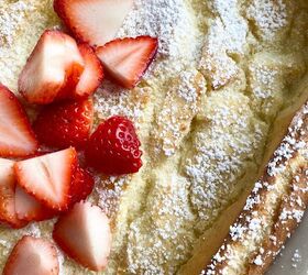 swedish oven pancake, Overhead view of Swedish Oven Pancake topped with powdered sugar and sliced strawberries